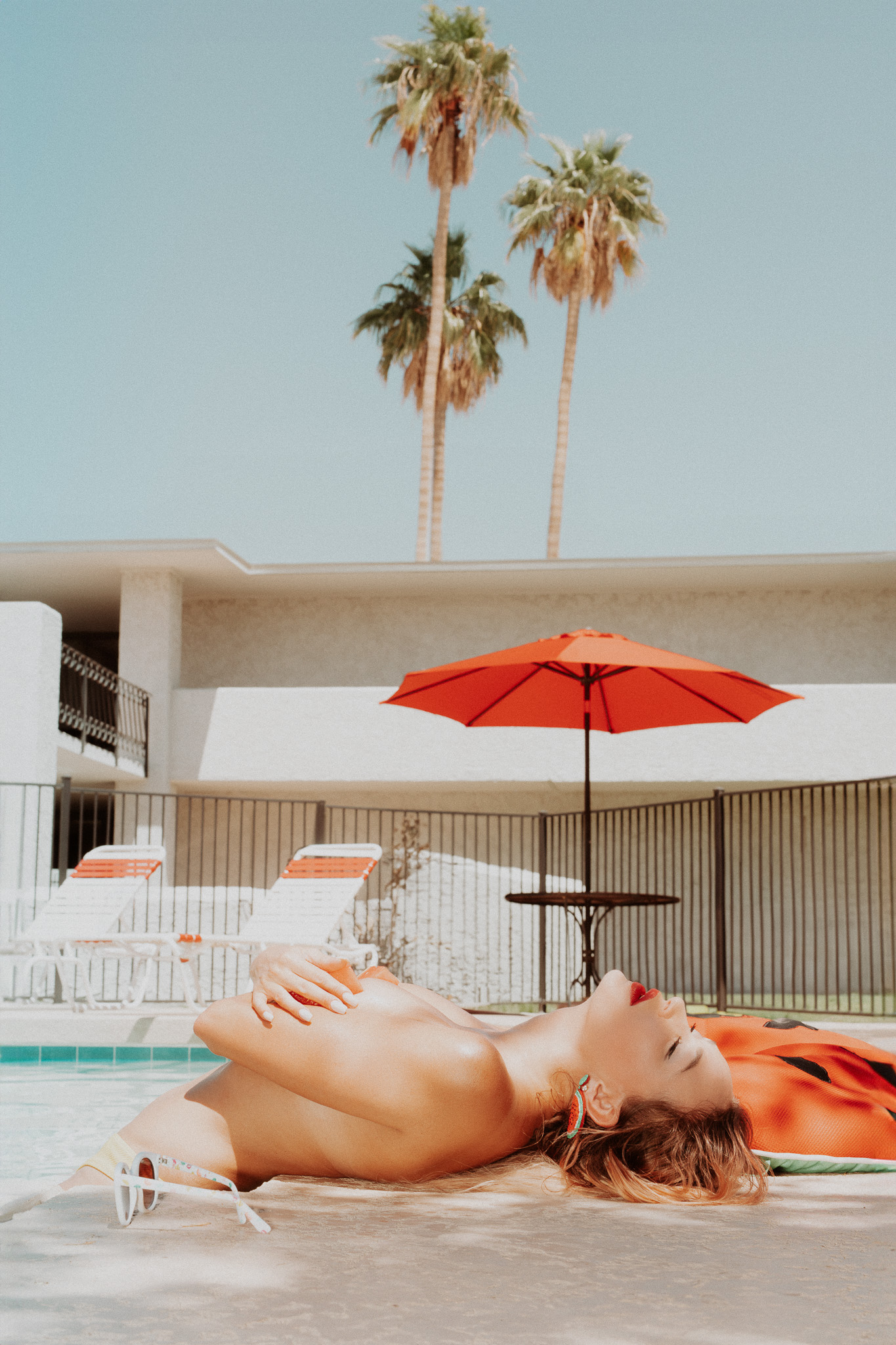 slim Aarons poolside